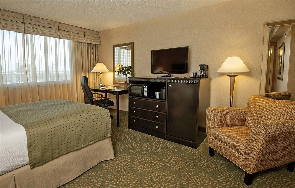 Holiday Inn Alexandria At Carlyle By Ihg Buitenkant foto