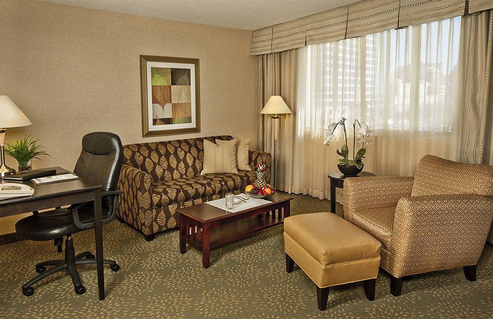 Holiday Inn Alexandria At Carlyle By Ihg Buitenkant foto