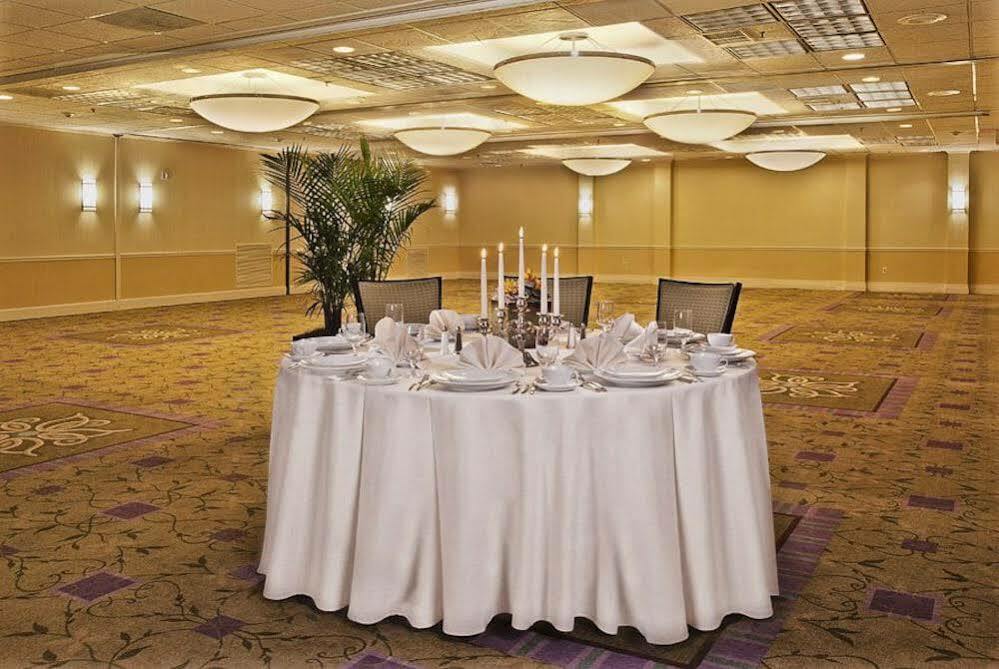 Holiday Inn Alexandria At Carlyle By Ihg Buitenkant foto
